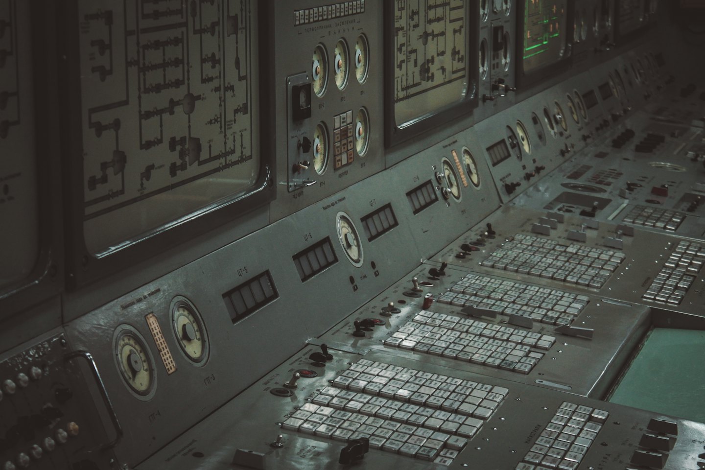 Panel de control industrial con pantallas, medidores e interruptores.